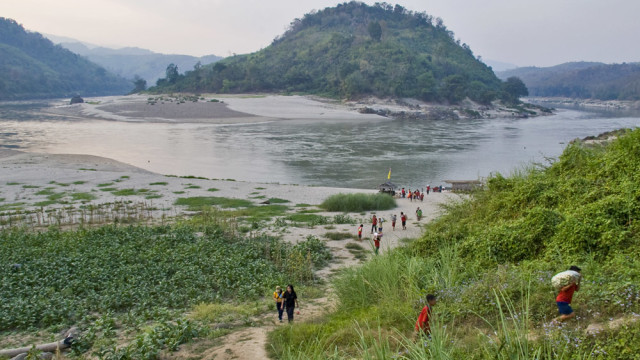 People disembarking and leaving the Salween River.